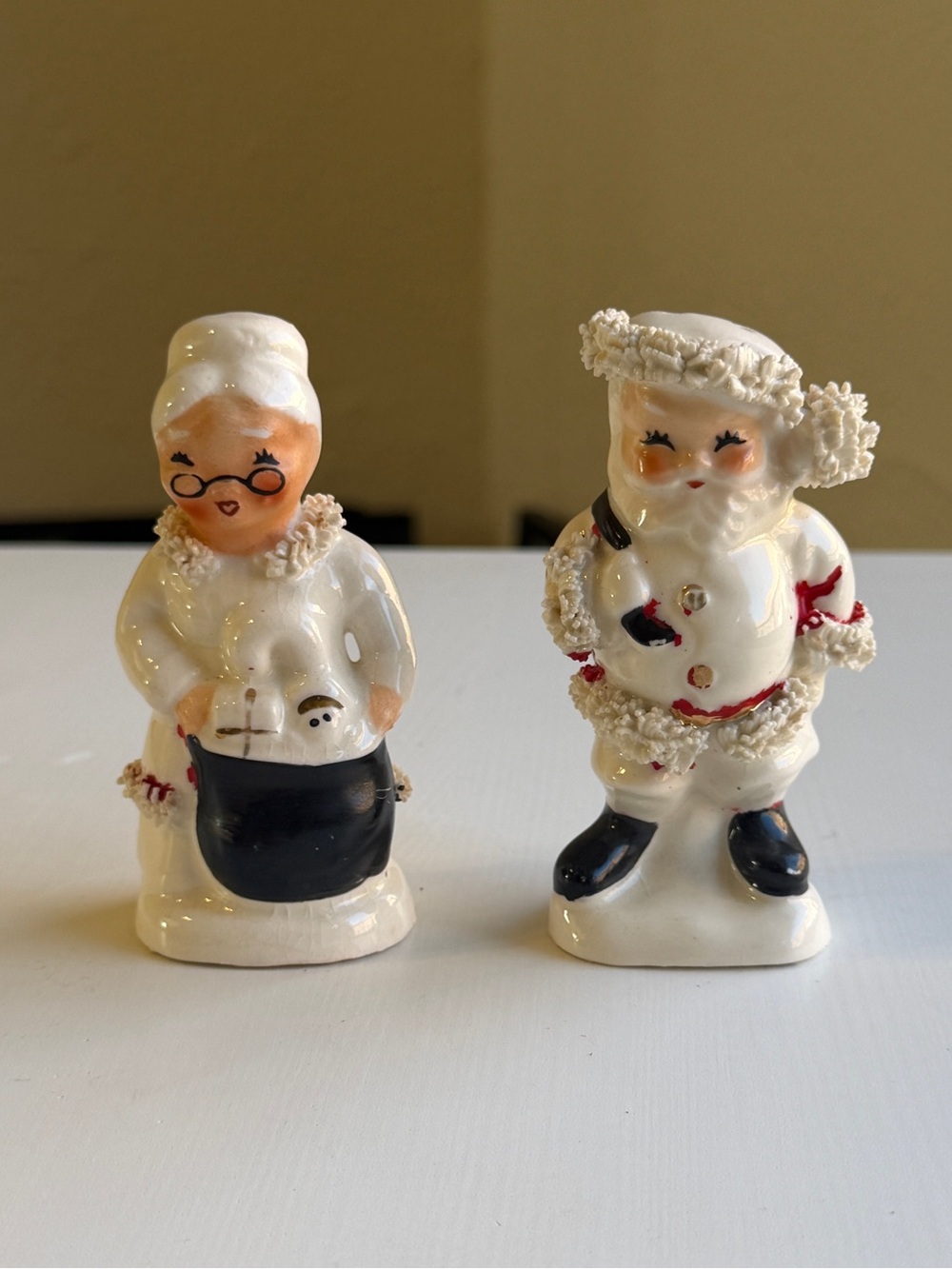 Vintage Spaghetti Trim Santa & Mrs. Claus Salt & Pepper Shakers Japan